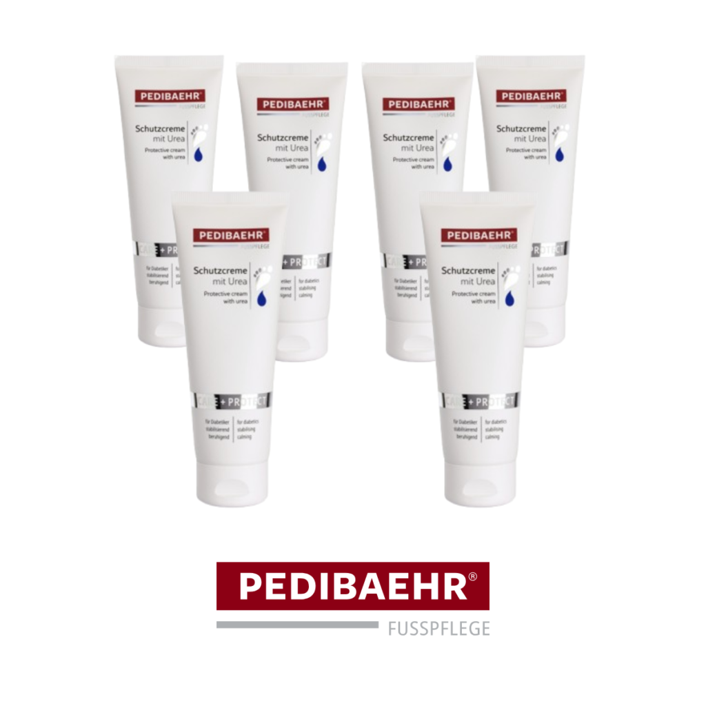 Kuus tuubi Pedibaehr Schutzcreme mit Urea jalakreemi, mis sobib ideaalselt Ravipediküür'i raviks, on paigutatud kahte ritta Pedibaehr Fußpflege logo kohal valgel taustal.