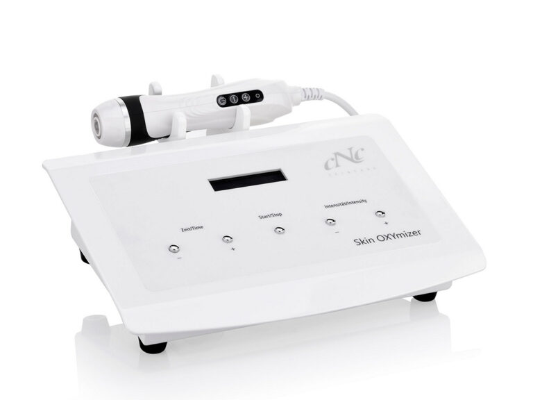 Valge elektrooniline nahahooldusseade, mille peal on käepärane aplikaator, digitaalne ekraan ja esipaneelil olevad märgistatud nupud. Seade on märgistatud Skin OXymizer, CNC kosmeetika ja sellel on täiustatud naohoolduse tehnoloogia.